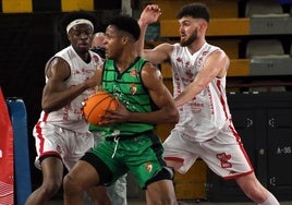 Una jugada del derbi entre Cultural y Clínica Ponferrada.