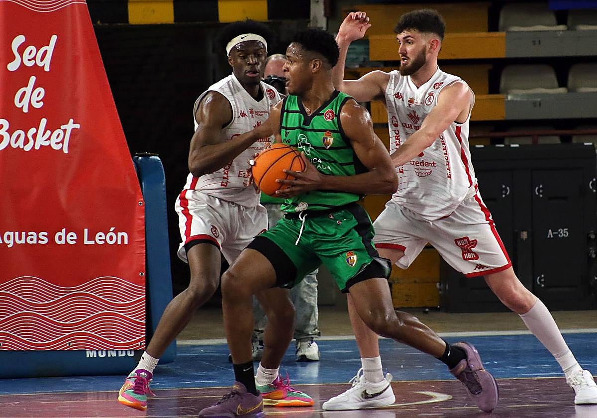 Una jugada del derbi entre Cultural y Clínica Ponferrada.