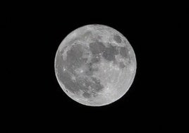 Imagen de archivo de una luna llena vista desde León.