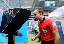 Un árbitro consulta el VAR.