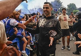 Viti Díaz, en la llegada al estadio Román Suárez Puerta de Avilés en el día del ascenso.