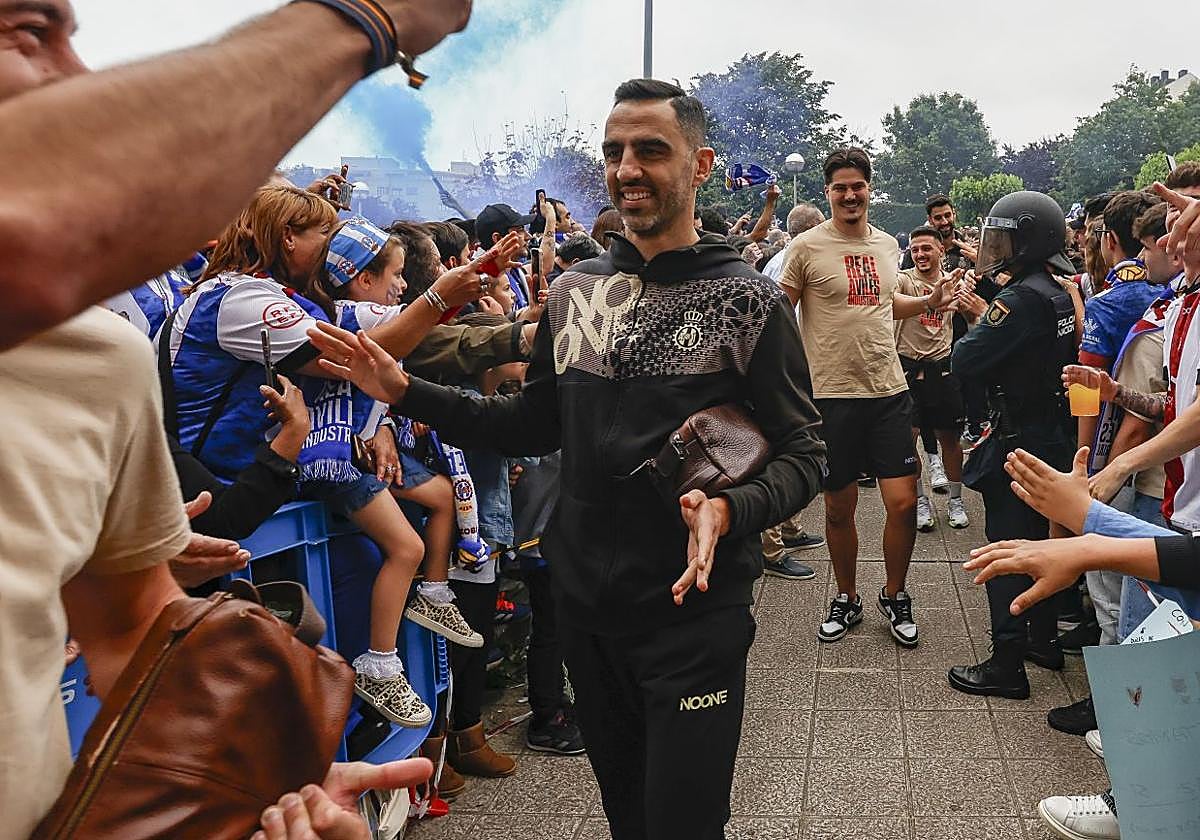 Viti Díaz, en la llegada al estadio Román Suárez Puerta de Avilés en el día del ascenso.
