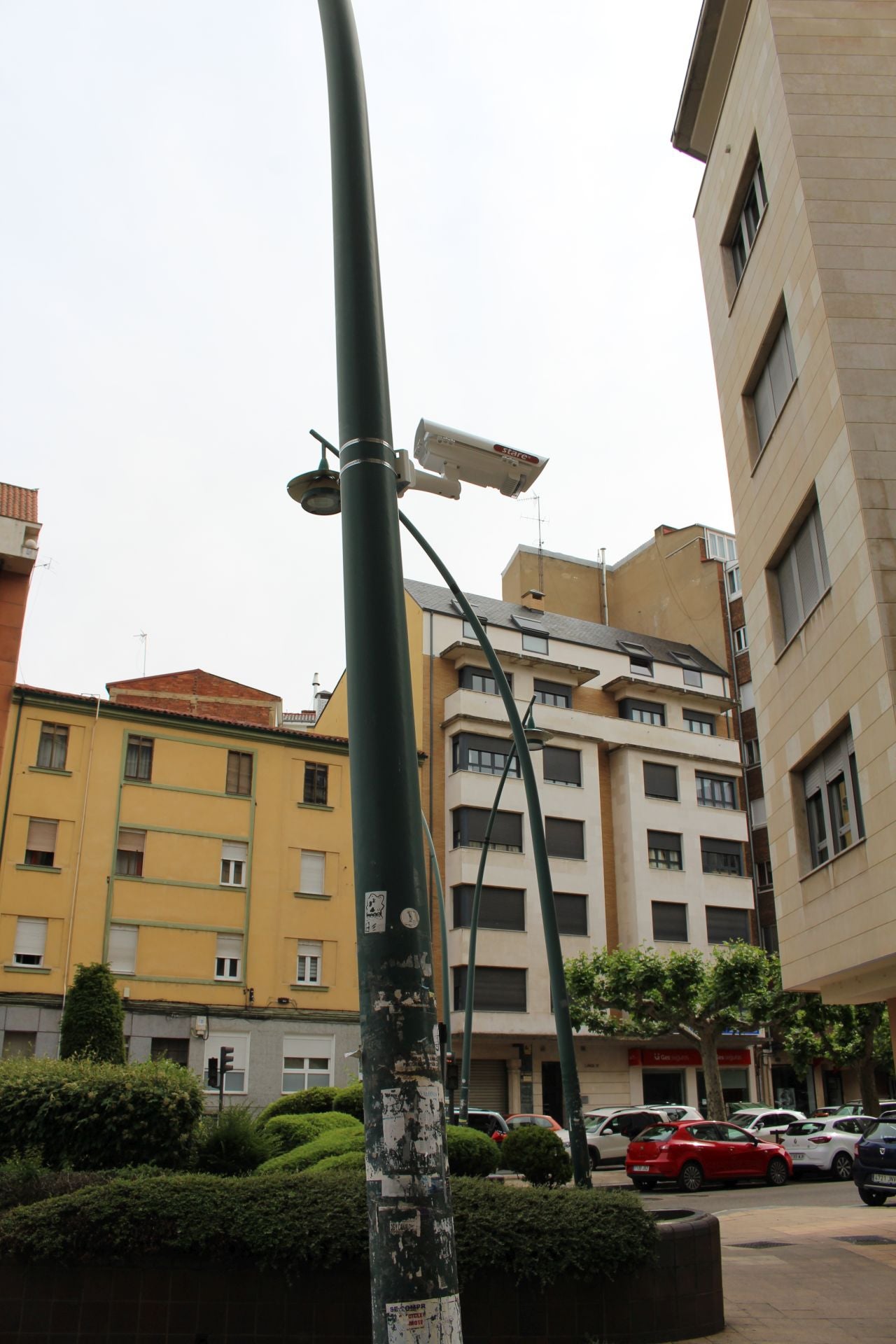 Imagen secundaria 2 - Varios postes sin cámara y un dispositivo instalado en una farola.