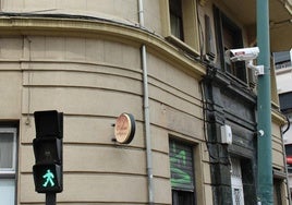 Una de las cámaras que vigilará la ZBE de León, ya instalada en la calle Bernardo del Carpio.