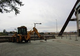Una excavadora, lista para empezar los trabajos en la explanada sur del estadio Reino de León