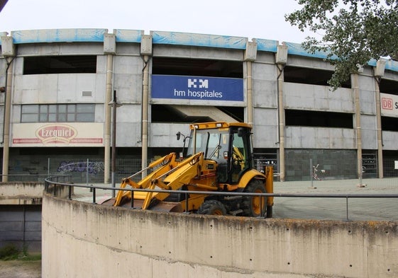 Una excavadora en los accesos del estadio Reino de León anuncia el inminente inicio de las obras.