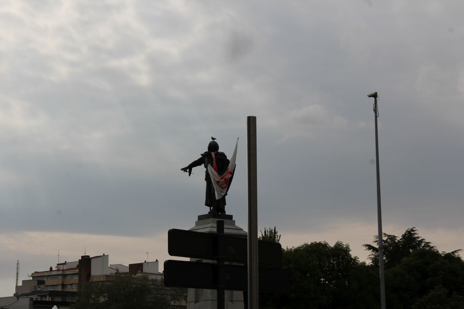 Imagen principal - Varios postes sin cámara y un dispositivo instalado en una farola.