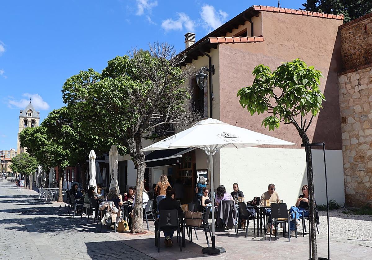 Una terraza en la calle Ruiz de Salazar llena de personas a mediodía.