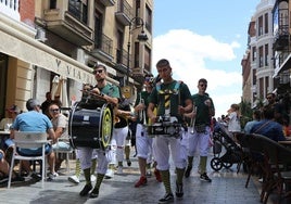 Una charanga recorre el centro de León durante las fiestas de San Juan y San Pedro.
