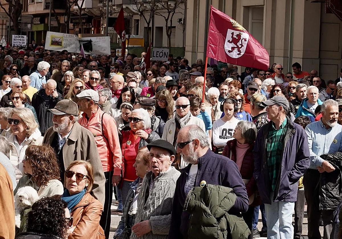 Protesta por la situación de la línea de Feve en León.
