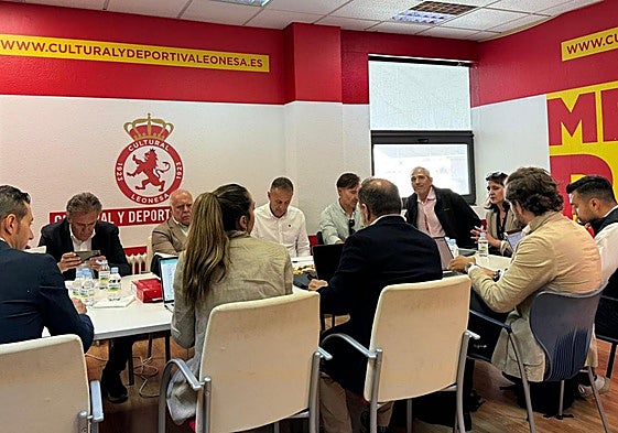 Reunión en el Reino de León entre La Liga, la Cultural y el Ayuntamiento.