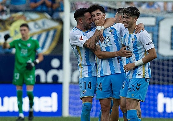 Los jugadores del Málaga celebran un gol.