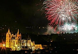 Imagen de archivo de fuegos en una noche de San Juan en León.
