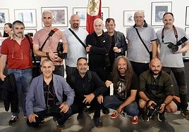 El Ayuntamiento de León reconoce las cuatro décadas de trayectoria del fotógrafo Mauricio Peña con la Insignia de Oro de la ciudad.