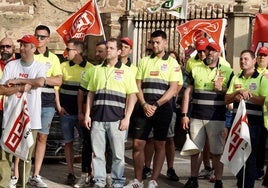 Trabajadores de la azucarera de La Bañeza en la concentración de este viernes.