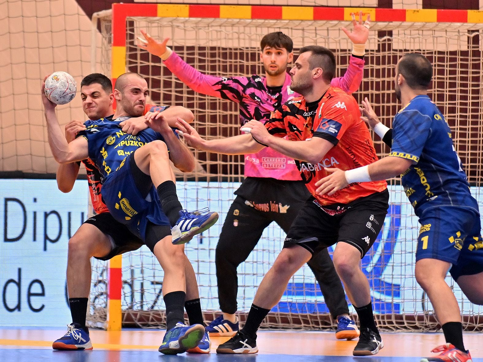 Las mejores imágenes del Bidasoa Irún-Abanca Ademar de Copa del Rey