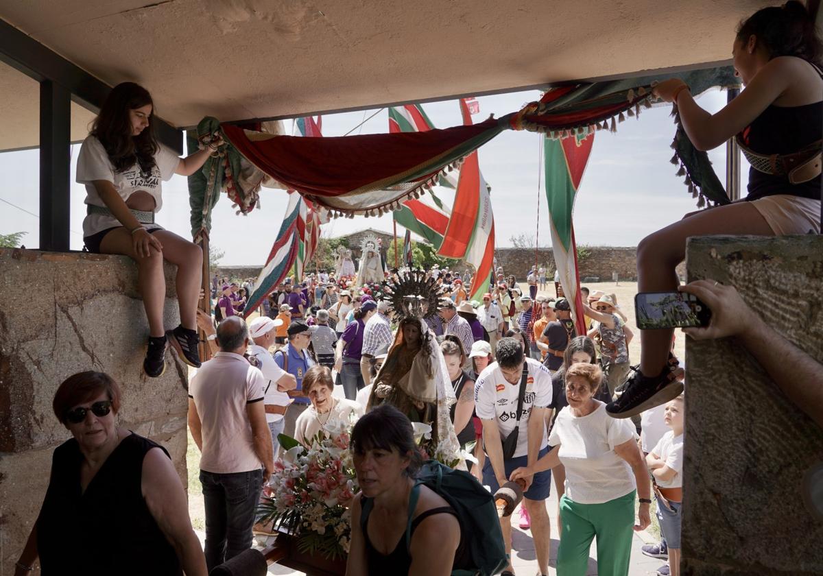 Celebración de la Romería de la Pascua de San Pentecostés en el Santuario de la Virgen de Castrotierra