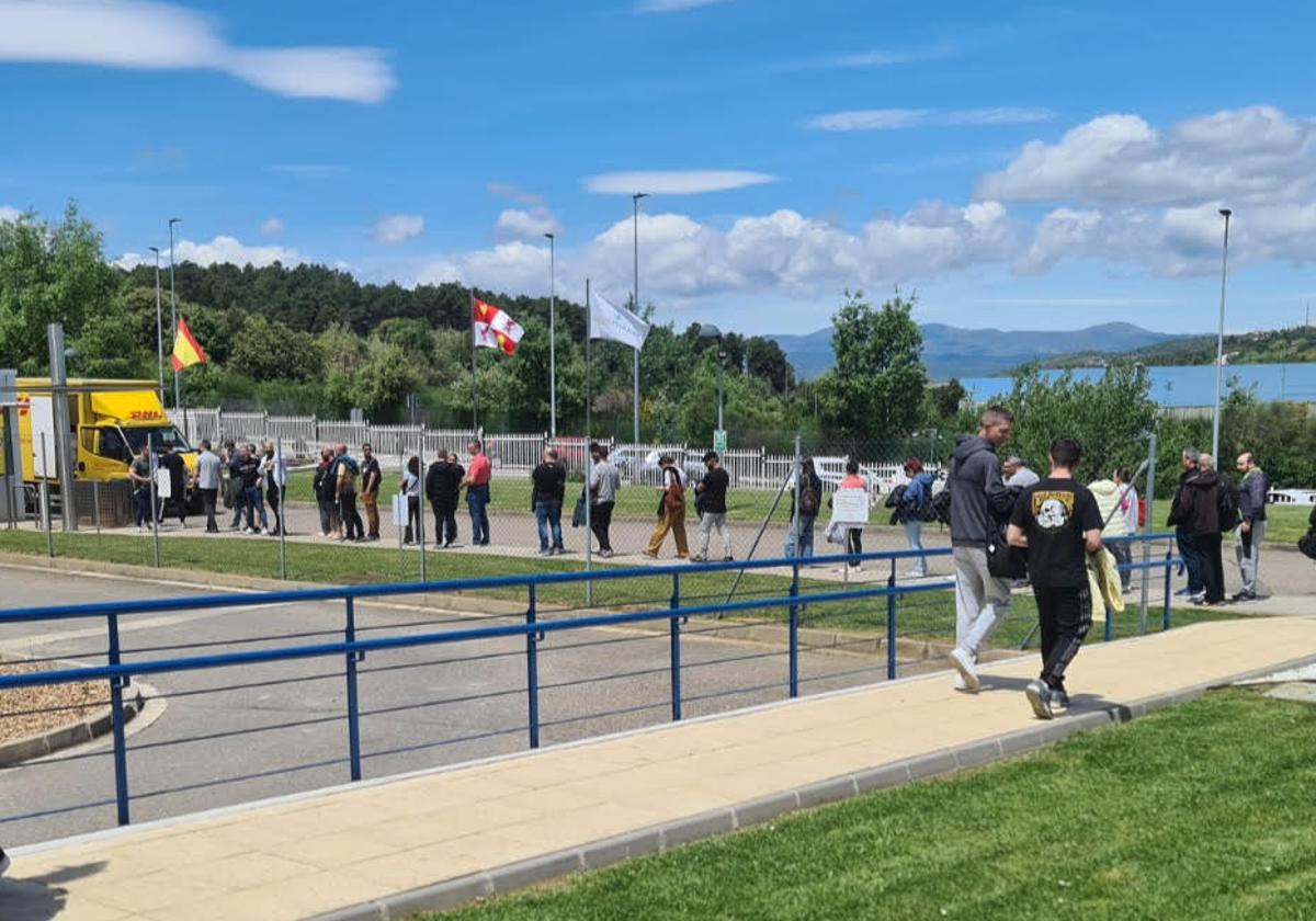 Una de las colas formadas en un cambio de turno en LeonPharma.