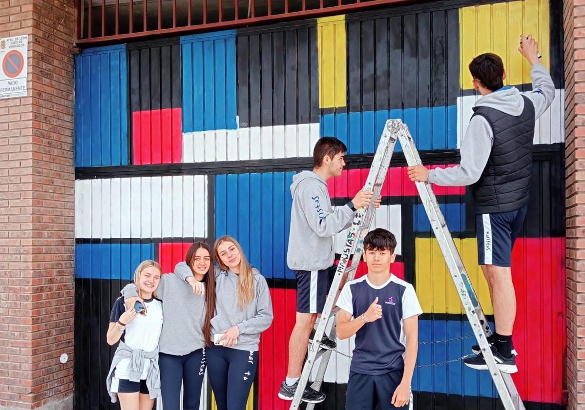 Los alumnos de Maristas realizaron su obra en la puerta de un garaje.