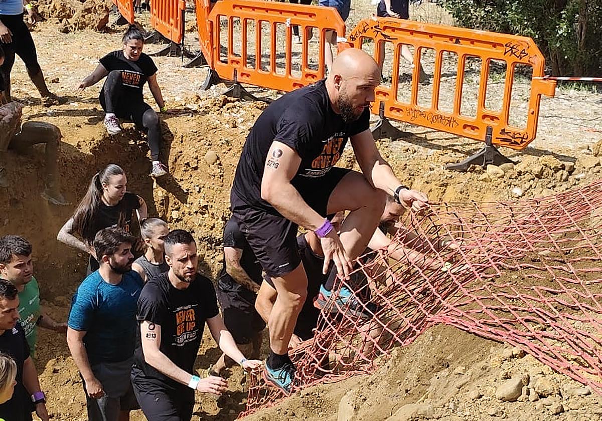 Varios participantes tratan de superar uno de los obstáculos.