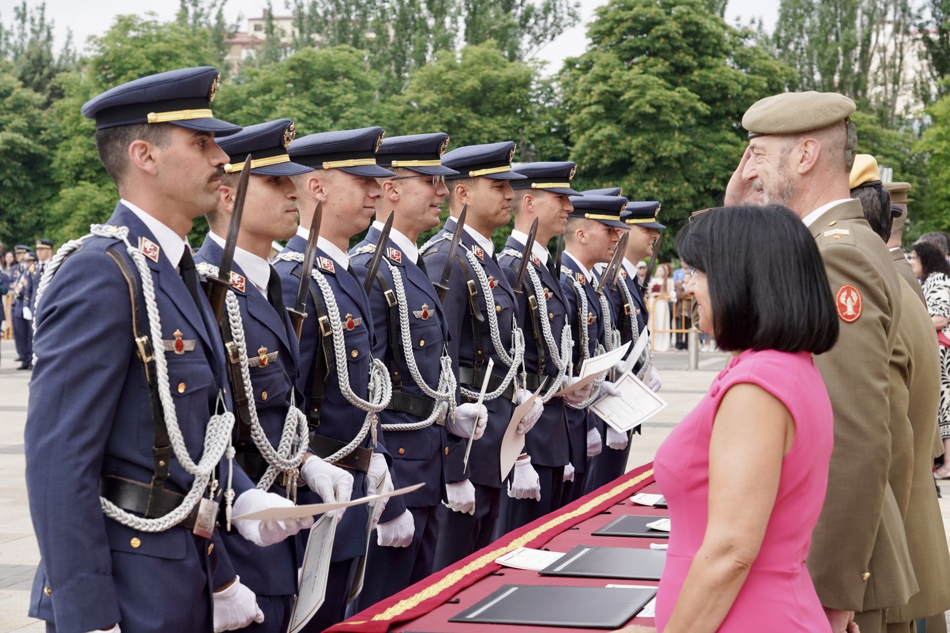 Entrega del título de Hijos Adoptivos de León a los alumnos de la Academia Básica del Aire