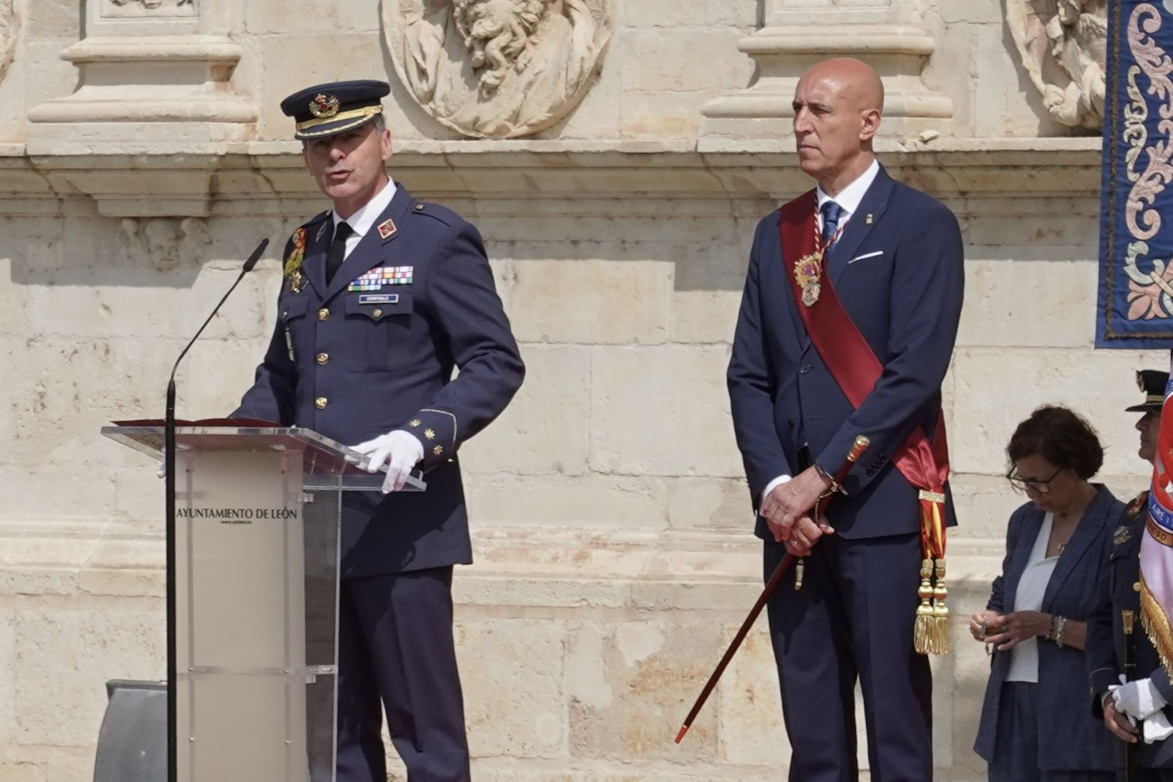 Entrega del título de Hijos Adoptivos de León a los alumnos de la Academia Básica del Aire