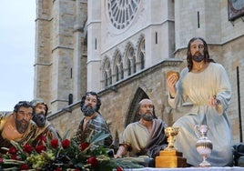 El paso a los pies de la Catedral.