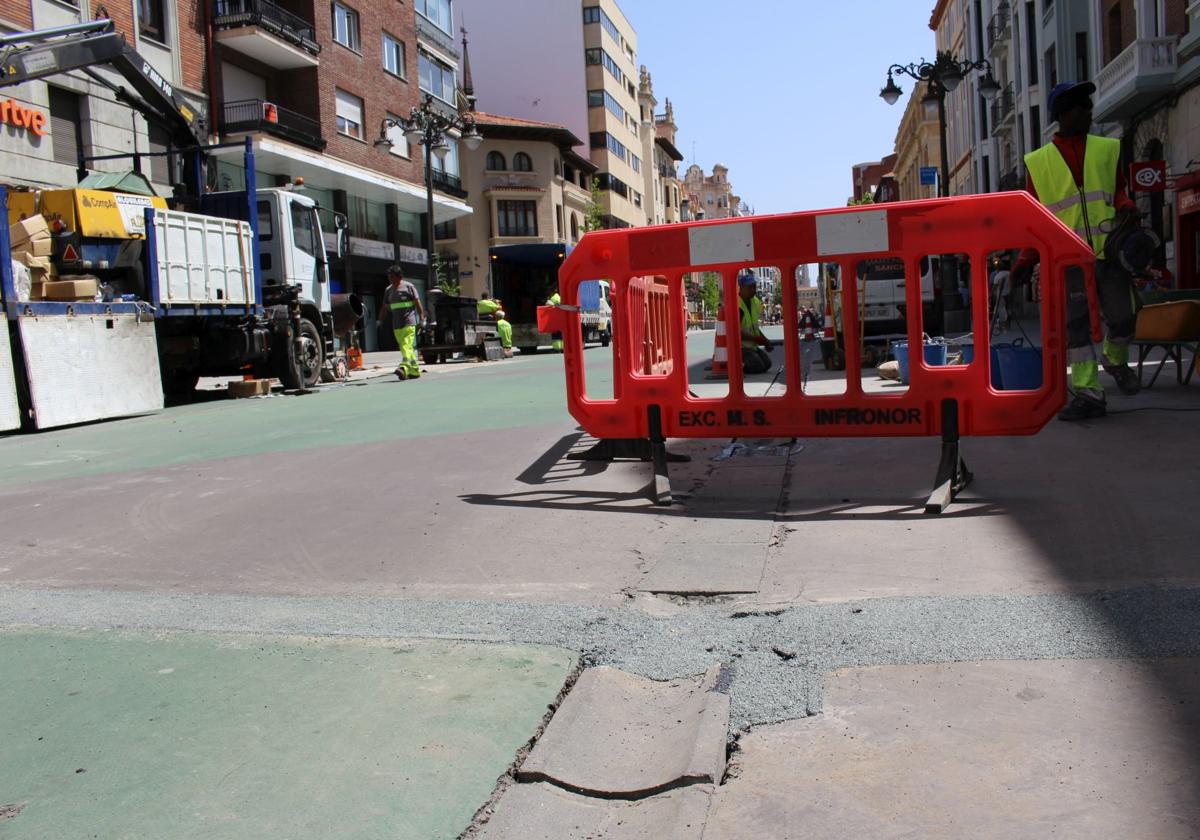 Trabajadores reparando el firme, los sumideros y el adoquinado en Ordoño II.