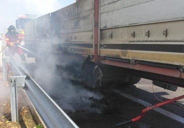 Un camión arde en la A-6 en la provincia de León
