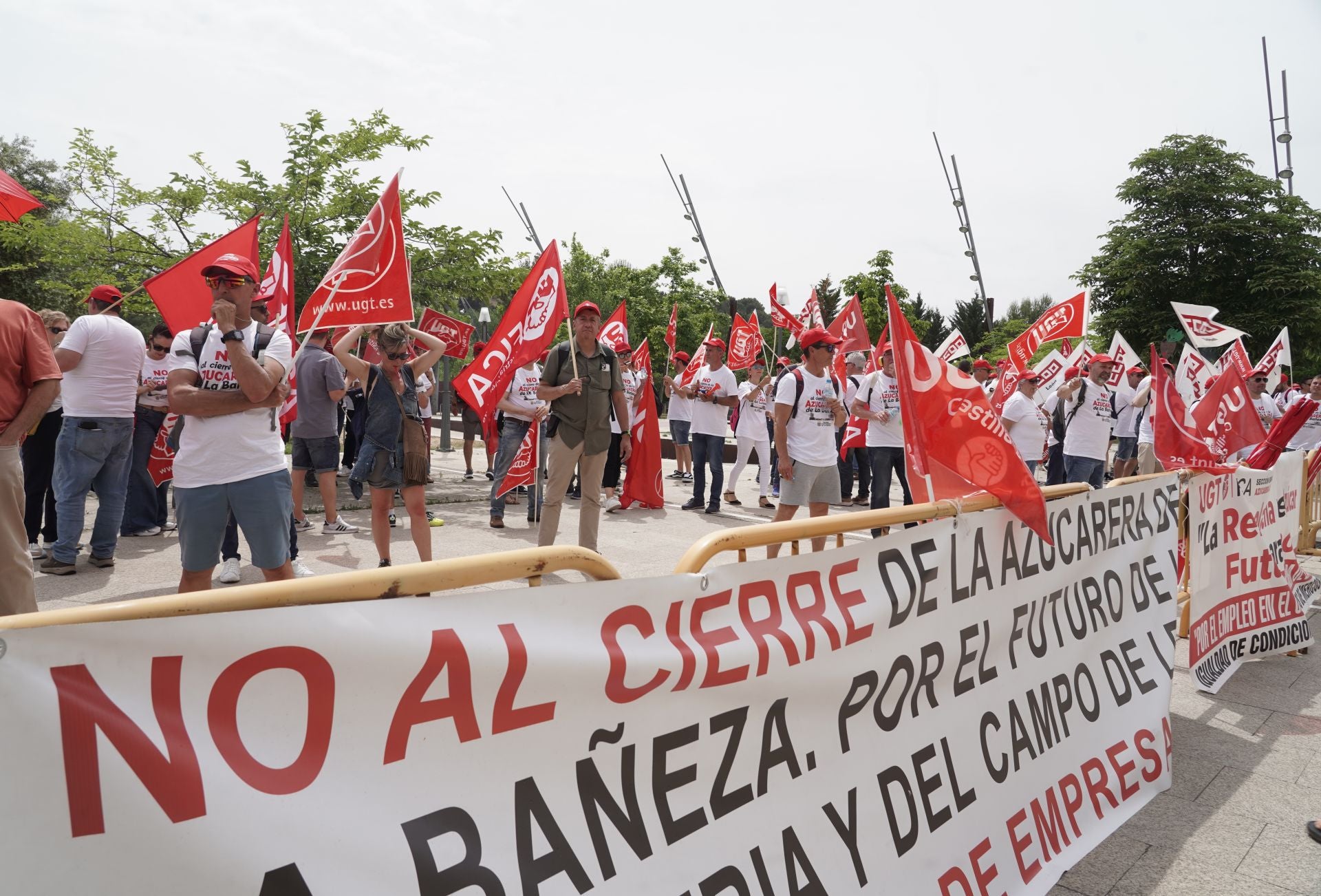 Los trabajadores de Azucarera se concentran ante las Cortes