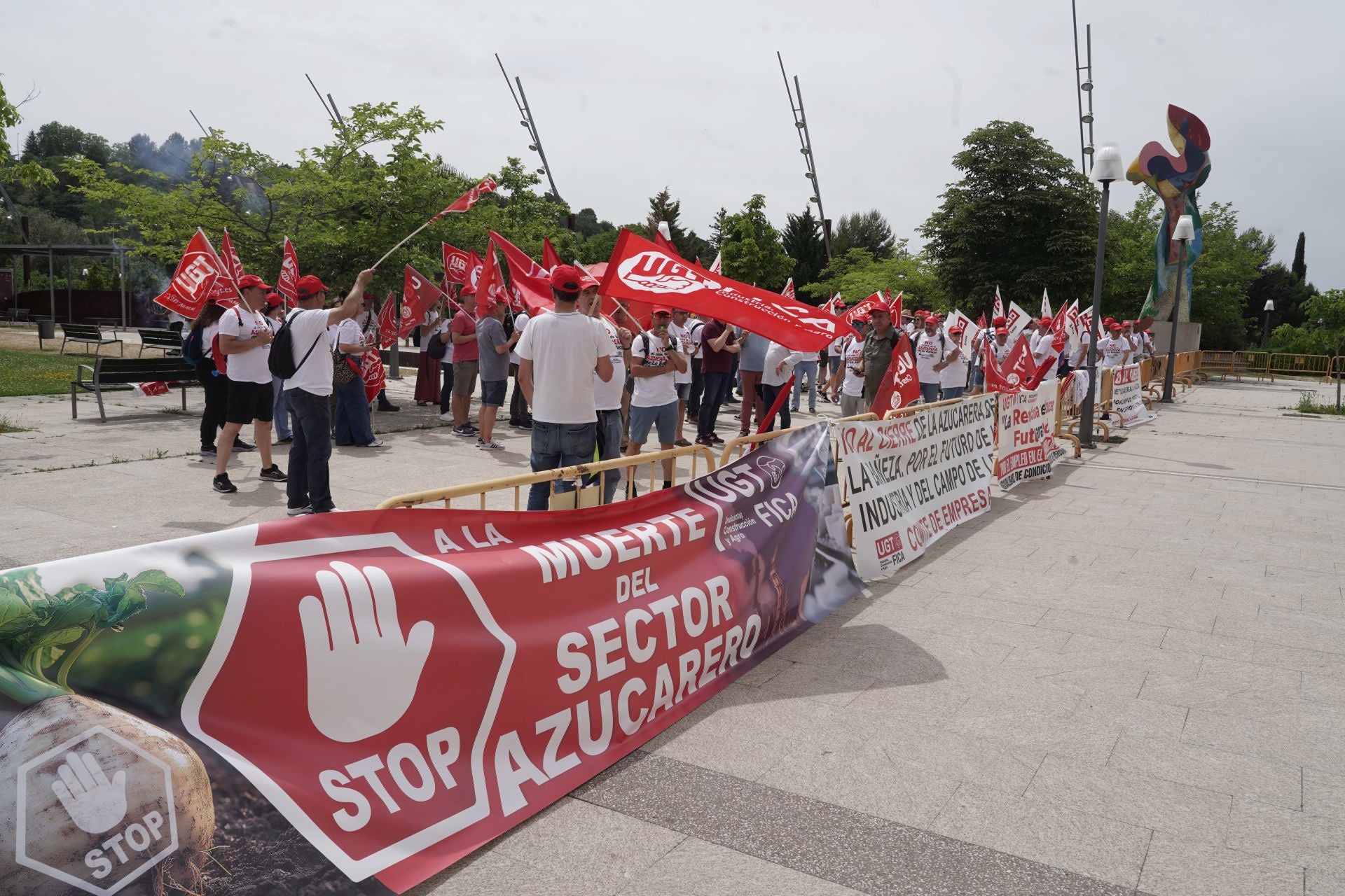 Los trabajadores de Azucarera se concentran ante las Cortes
