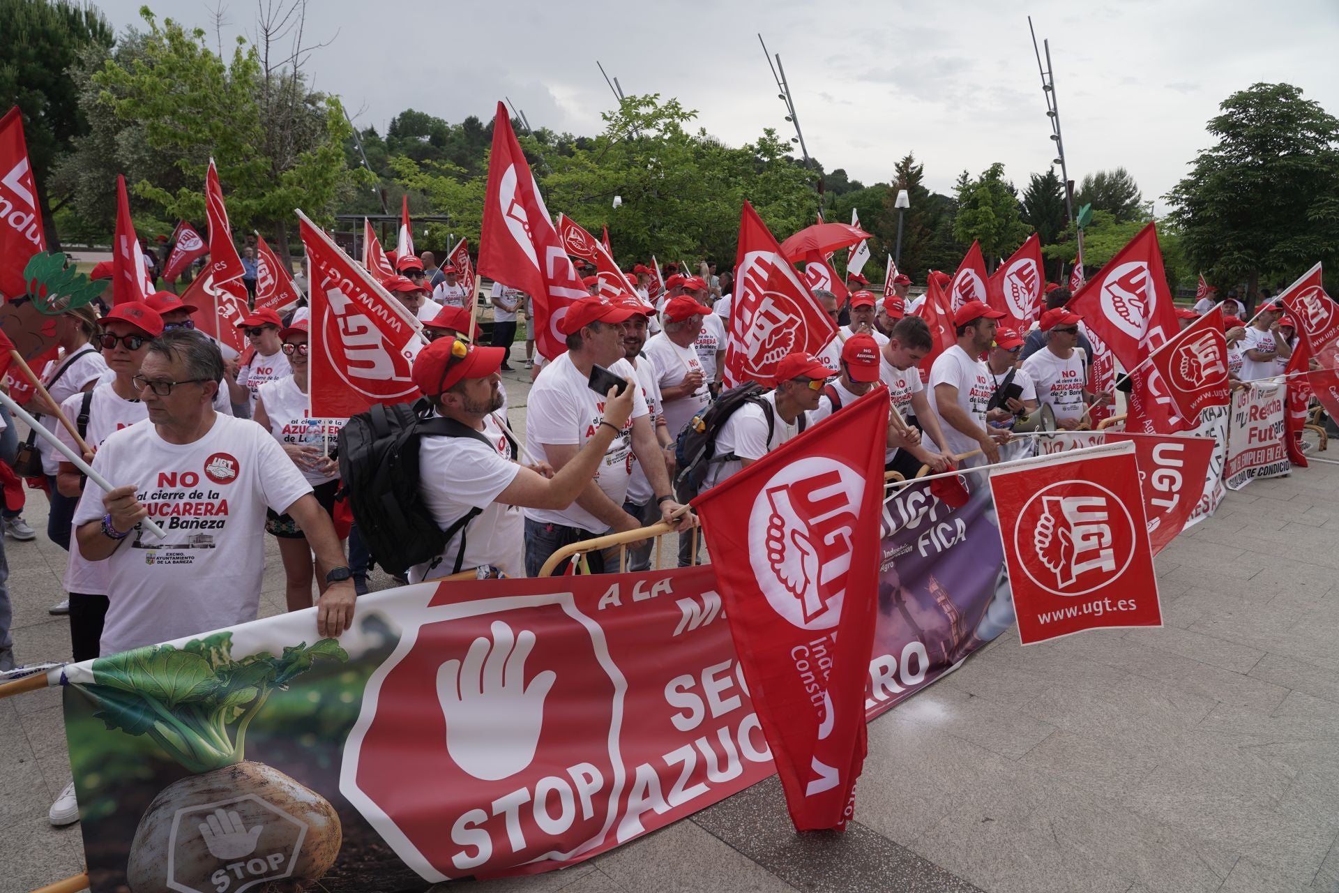 Los trabajadores de Azucarera se concentran ante las Cortes