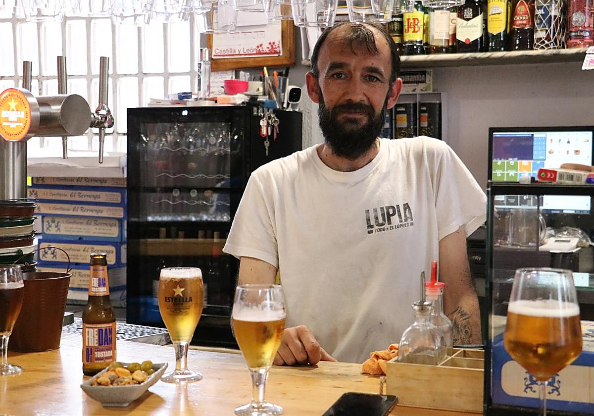 Entre rezos y partidas de tute: un bar da vida a una iglesia de León