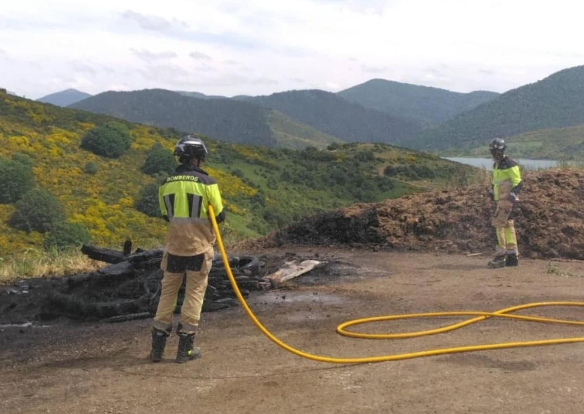 Imagen secundaria 1 - Más imágenes de los bomberos de Cistierna apagando el incendio cercano al embalse de Riaño.