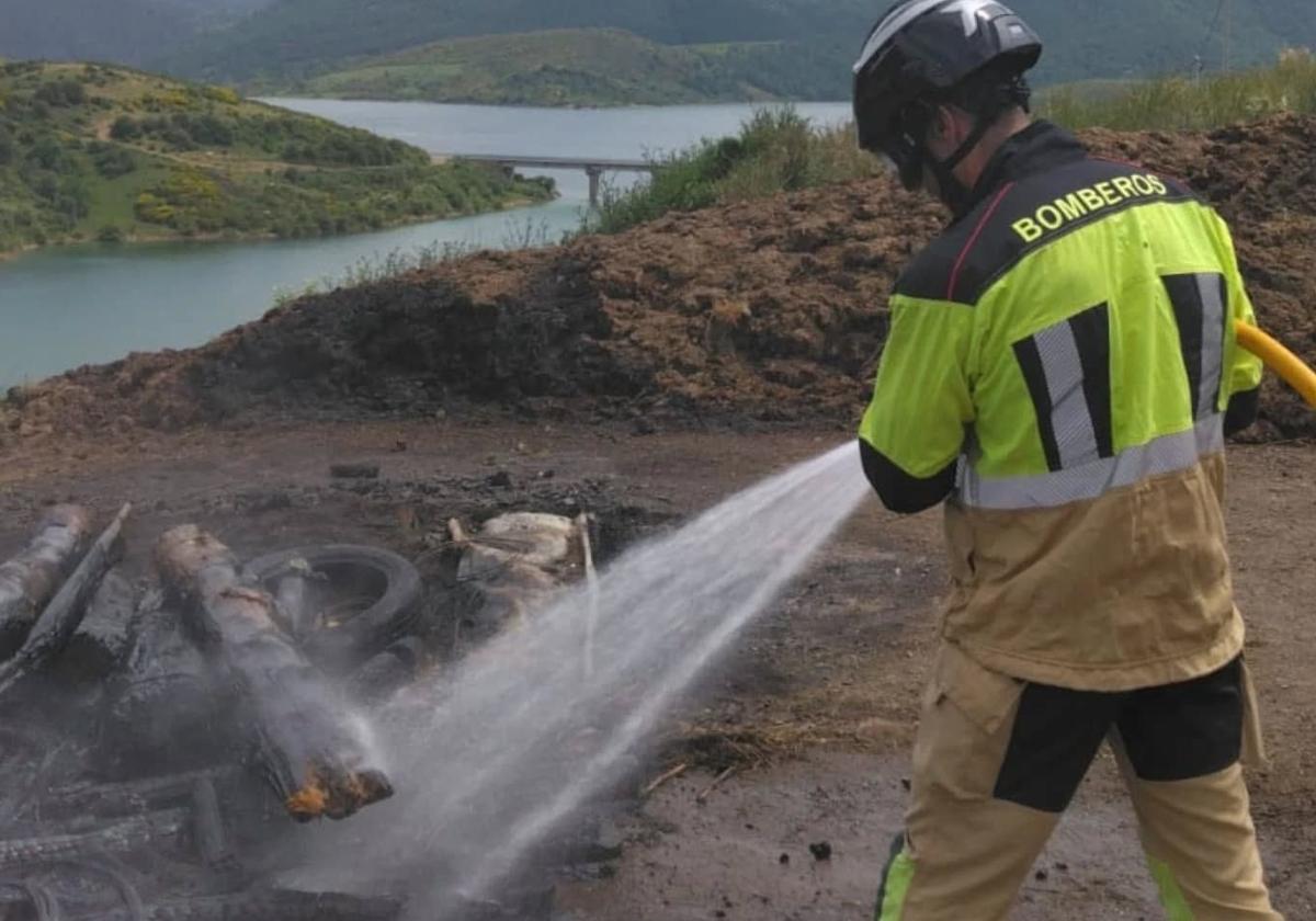Bomberos de la Diputación de León apagando el fuego.