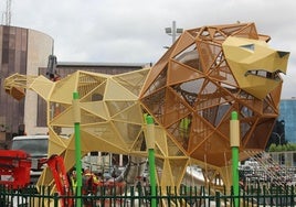 El león del parque infantil de la explanada de los Pendones Leoneses enfrenta el final de su instalación.