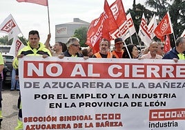 Los trabajadores afectados por el cierre de la planta de Azucarera de La Bañeza se concentran a las puertas de la fábrica
