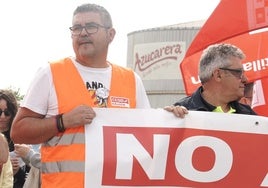 Los trabajadores afectados por el cierre de la planta de Azucarera de La Bañeza se concentran a las puertas de la fábrica