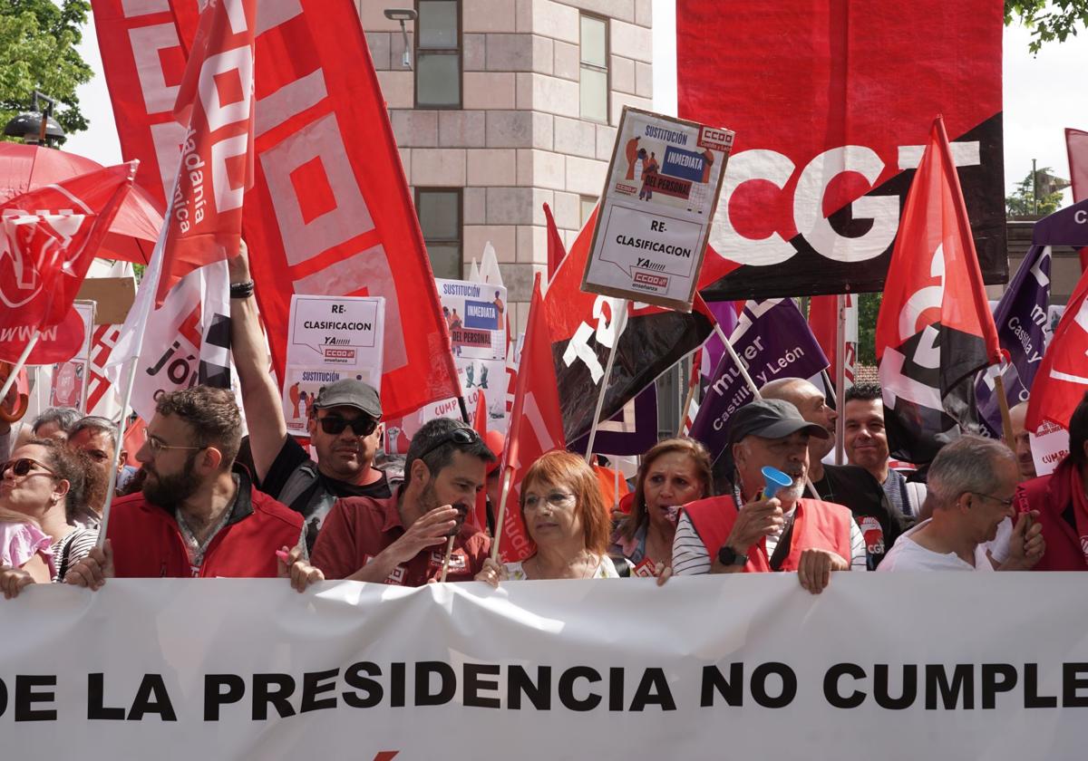Los sindicatos UGT, CCOO y CGT se concentran frente a la Consejería de Presidencia de la Junta para denunciar el incumplimiento del convenio colectivo del personal laboral del Gobierno autonómico.