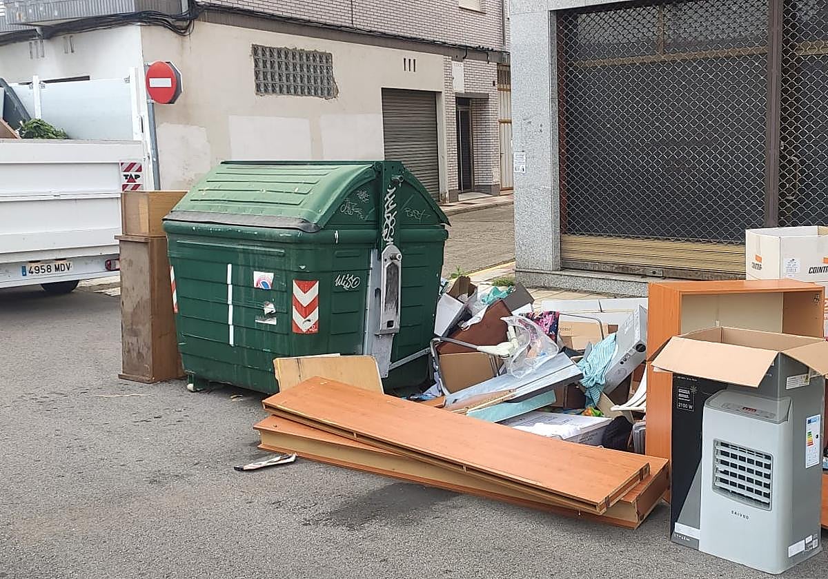 Basura acumulada al lado de un contenedor en San Andrés del Rabanedo.