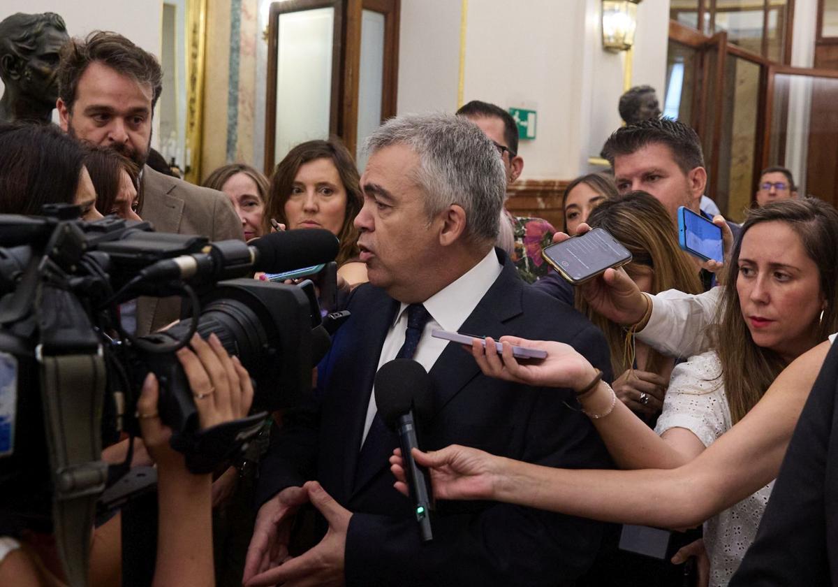 El secretario de Organización del PSOE, Santos Cerdán, atiende a los medios tras la sesión plenaria en el Congreso de los Diputados, a 12 de junio de 2025, en Madrid (España)