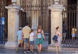 Turistas frente a la Catedral de León.