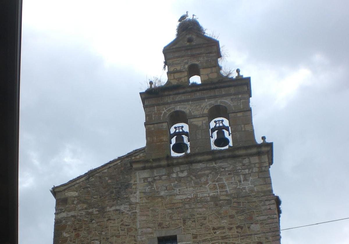 La airosa espadaña de la iglesia de S. Juan de Sorriba.