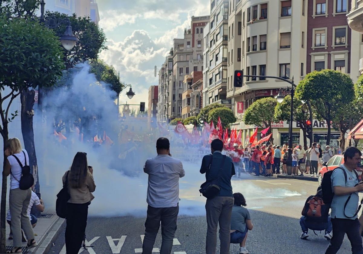 Dos mil personas gritan en León contra el cierre de Azucarera en La Bañeza