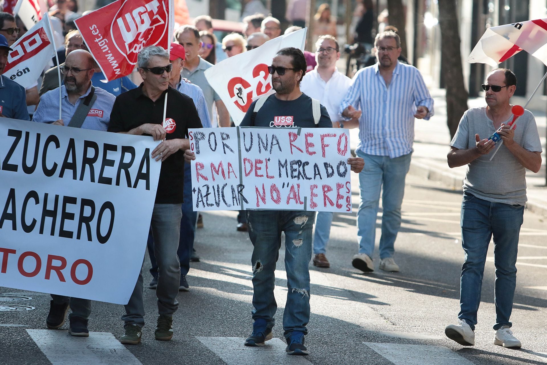 Las imágenes de la manifestación contra el cierre de Azucarera en León