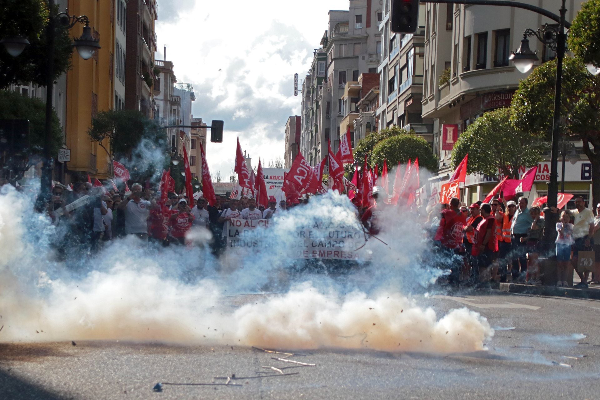 Las imágenes de la manifestación contra el cierre de Azucarera en León