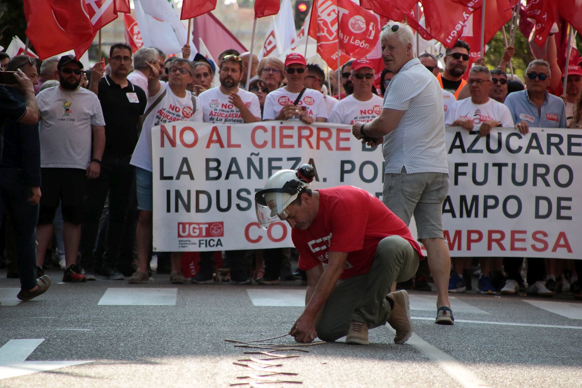 Las imágenes de la manifestación contra el cierre de Azucarera en León