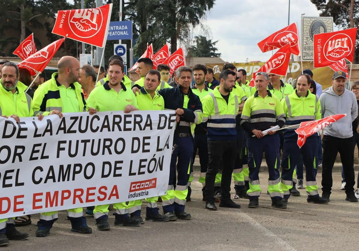 Protestas ante la Azucarera de La Bañeza.