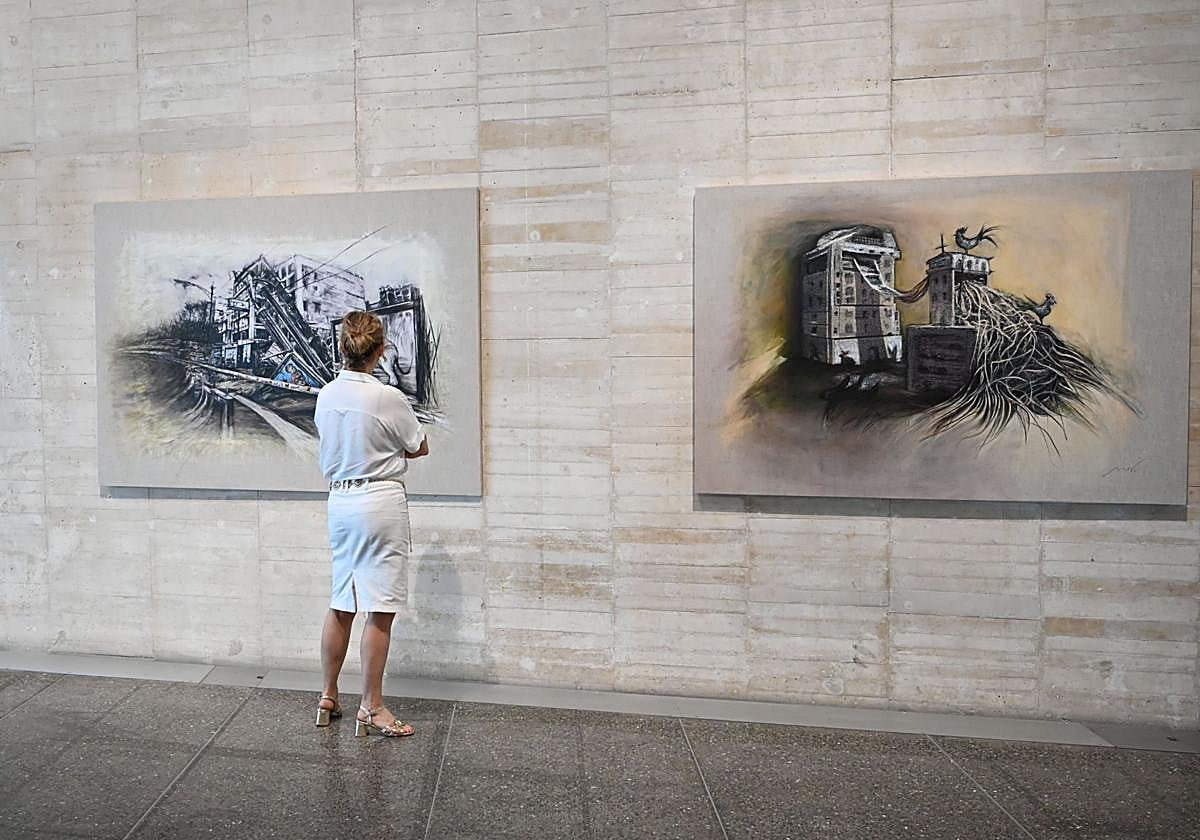 El director del Museo de Arte Contemporáneo de Castilla y León, Álvaro Rodríguez Fominaya, el artista Luis Moro y el comisario de la muestra, Fernando Castro, presentan la exposición 'El bramido de la Tierra'.