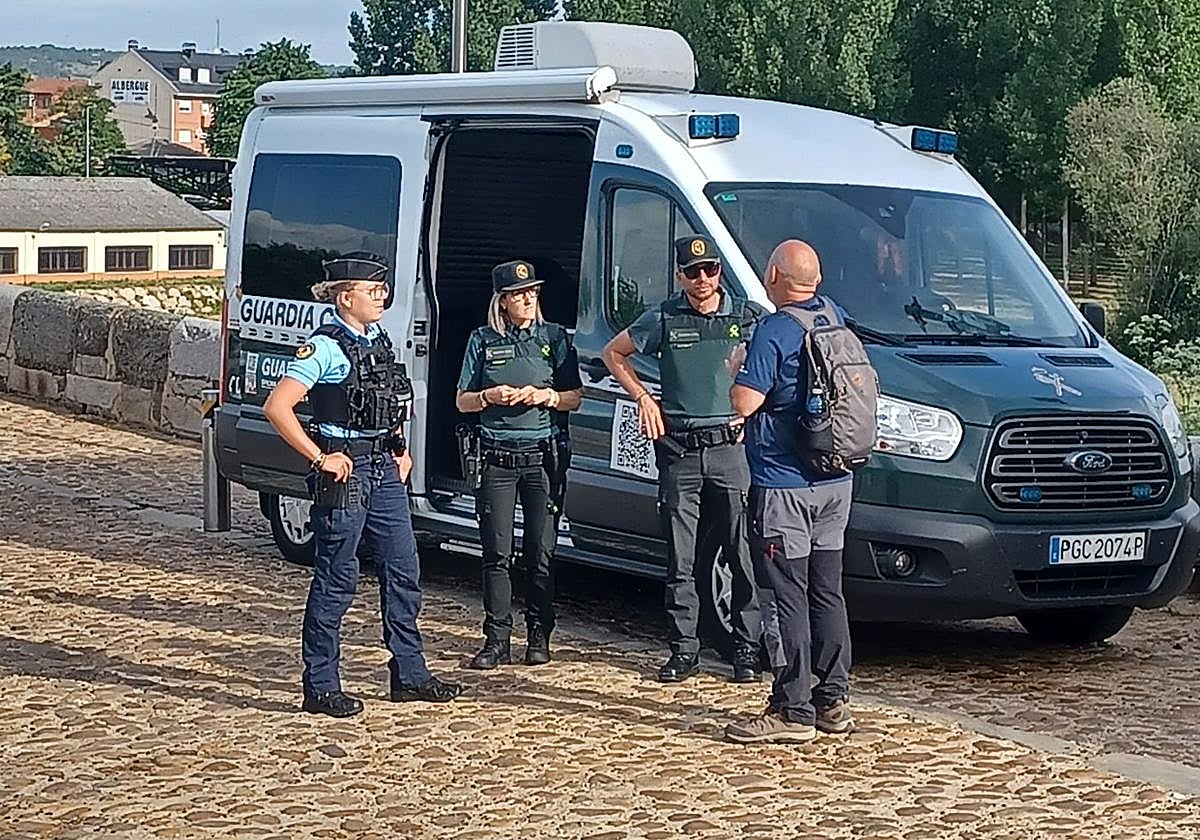 Agentes de la Guardia Civil en el camino de Santiago.